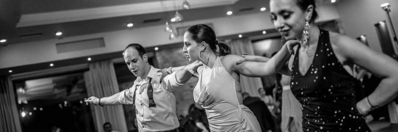 people-dancing-ellinikoi-xoroi-party-kalesmenwn